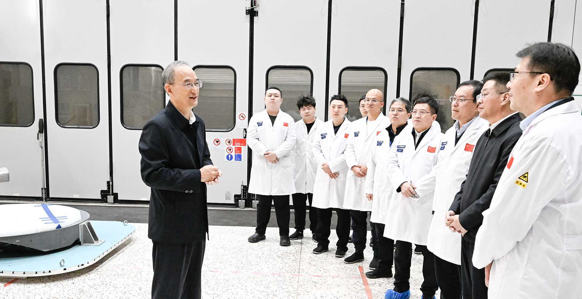 黃強(qiáng)到中國(guó)科學(xué)院長(zhǎng)春光機(jī)所宣講全會(huì)精神并調(diào)研